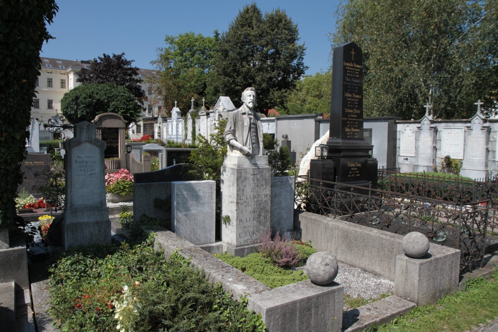 Ludwig%20Luksch%27s%20tomb%2C%20Leonhardfriedhof%2C%20Graz%20-%2001.JPG